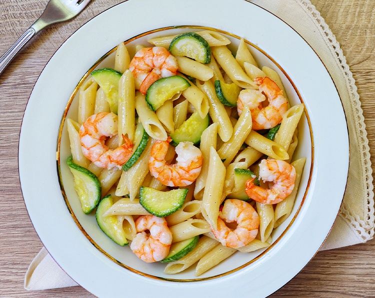 La ricetta della pasta fredda con gamberetti e zucchine