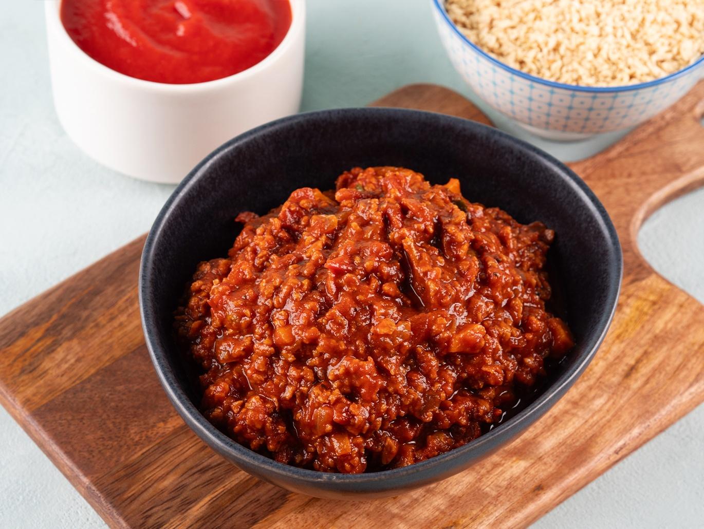 Scopri la ricetta del ragù di soia, il ragù vegetale perfetto per condire pasta e lasagne.  