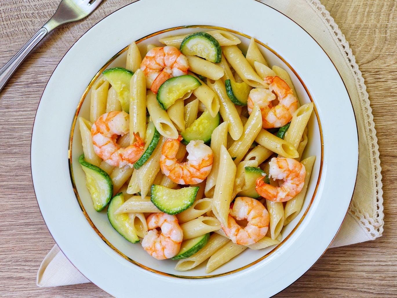 La ricetta della pasta fredda con gamberetti e zucchine