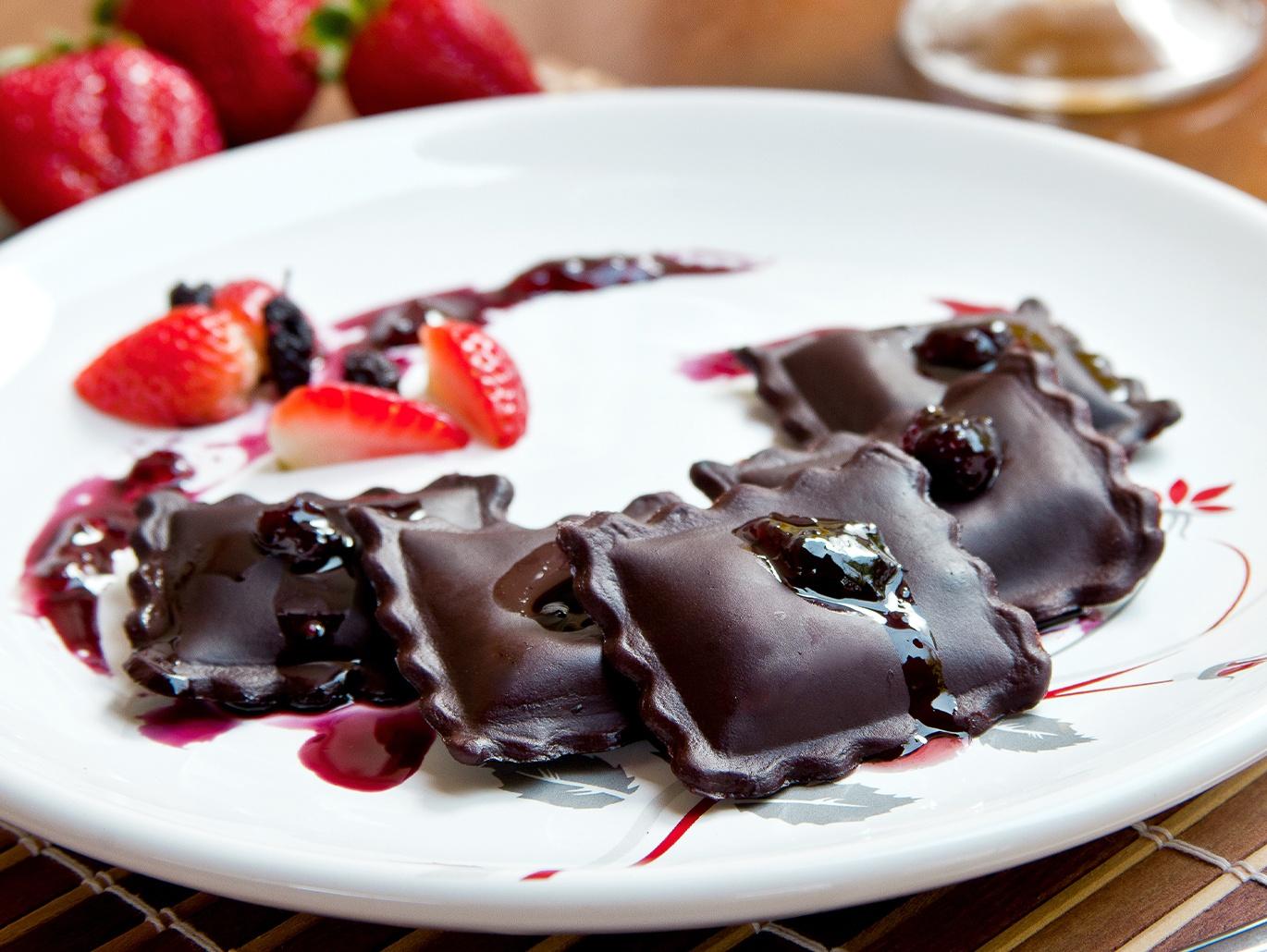 Ravioli al cacao, burrata e nocciole con scaglie di tartufo