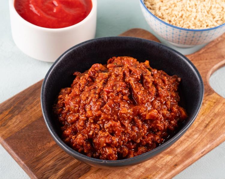 Scopri la ricetta del ragù di soia, il ragù vegetale perfetto per condire pasta e lasagne.  