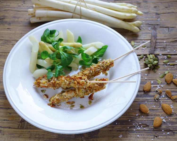 Arrosticini con semi di zucca, mandorle e asparagi bianchi