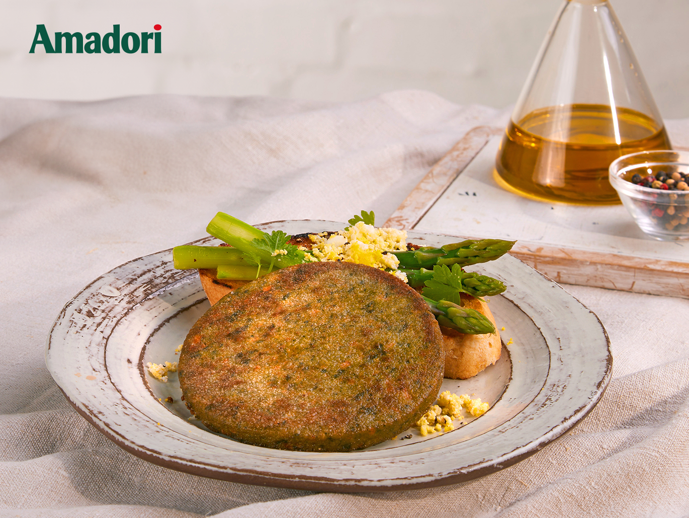 Hamburger con verdure, quinoa e filetti di pollo Amadori con asparagi, crumble di uovo e pane tostato