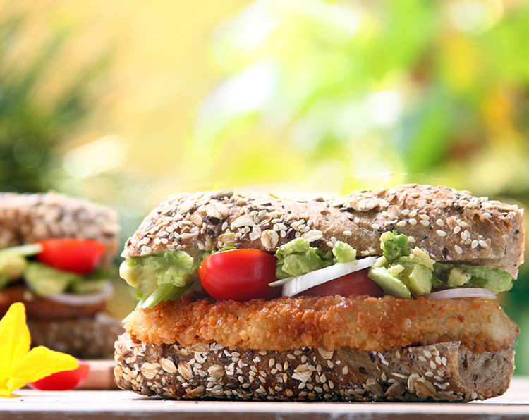 Baguette con cotoletta, avocado e pomodorini del Vesuvio