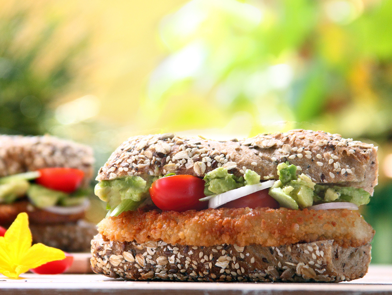 Baguette con cotoletta, avocado e pomodorini del Vesuvio