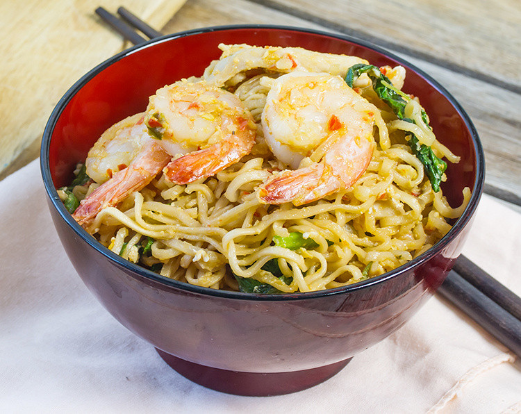 La ricetta del ramen con gamberi e verdure