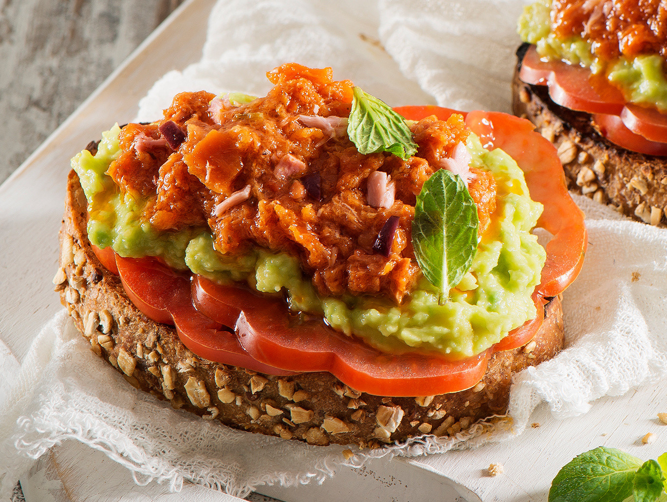 Ricetta dell'Avocado toast con Pesto al Tonno, Olive Nere e Peperoncino Rio Mare