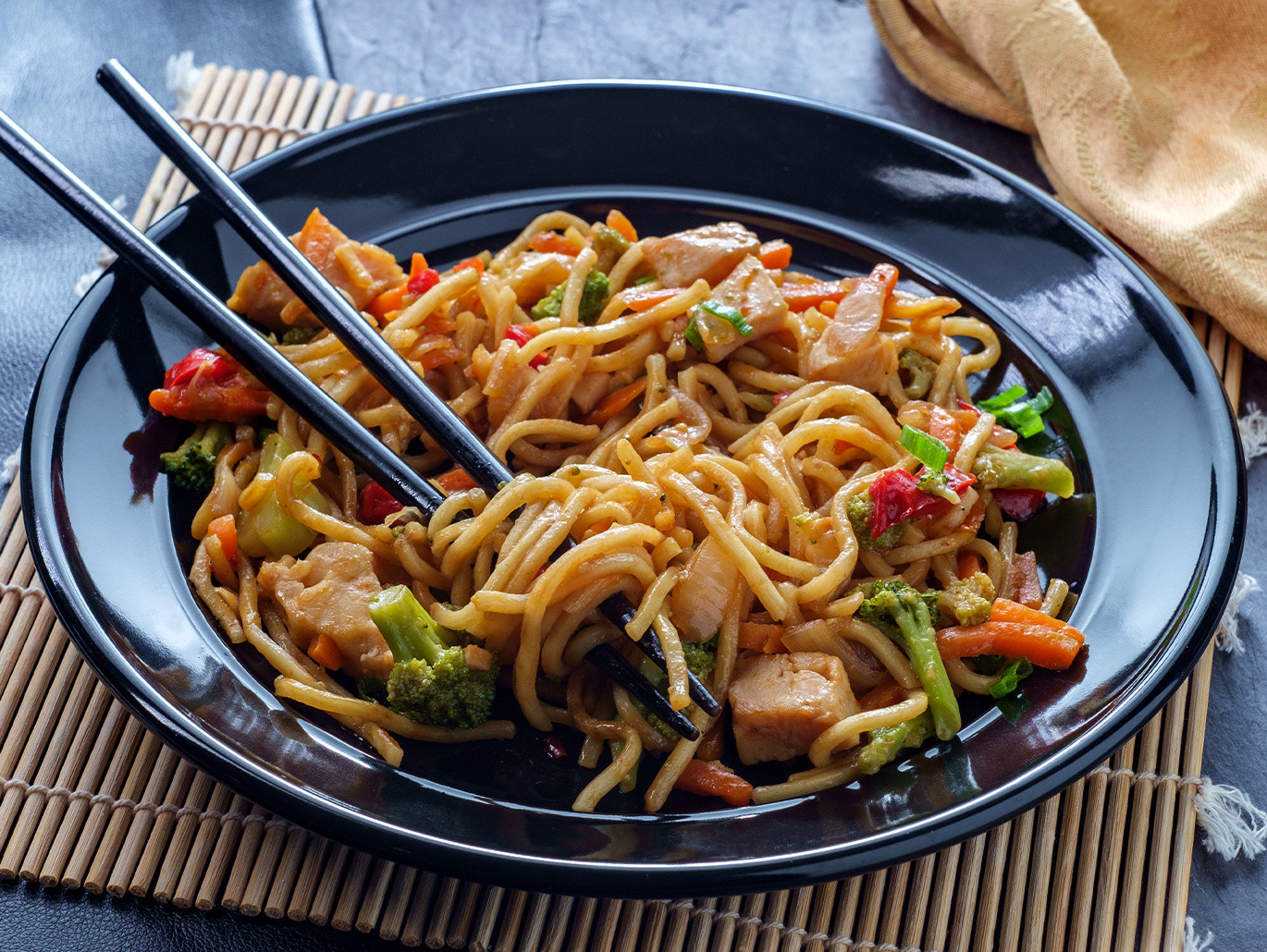 La ricetta dei noodles con verdure e pollo