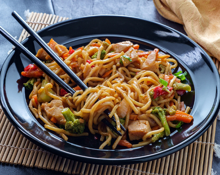 La ricetta dei noodles con verdure e pollo