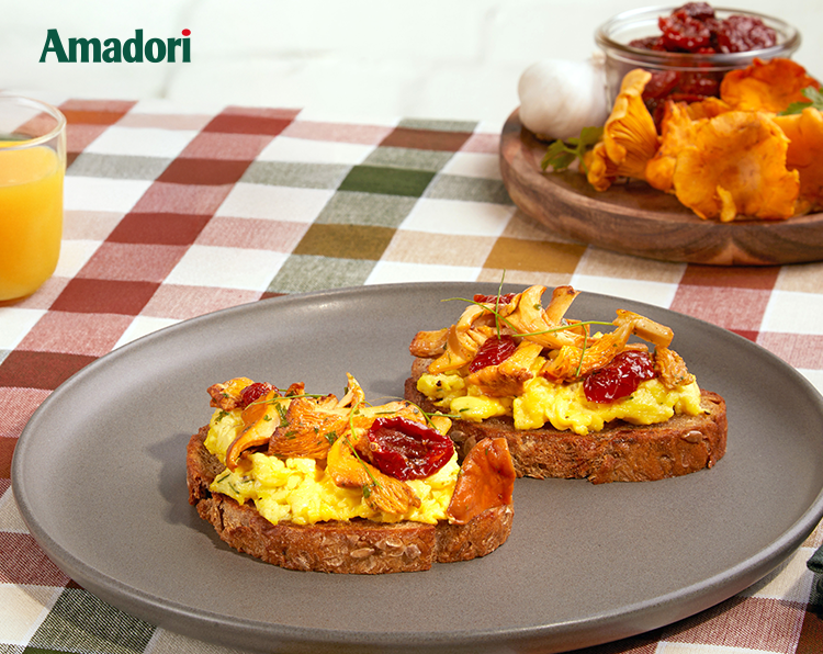 Crostini con Uova fresche Amadori, funghi e pomodori secchi