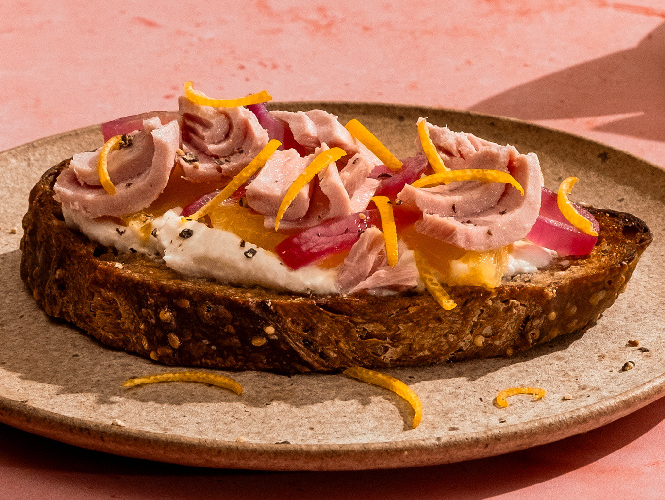 Ricetta del crostone con formaggio spalmabile, cipolle rosse caramellate, arancia e tonno