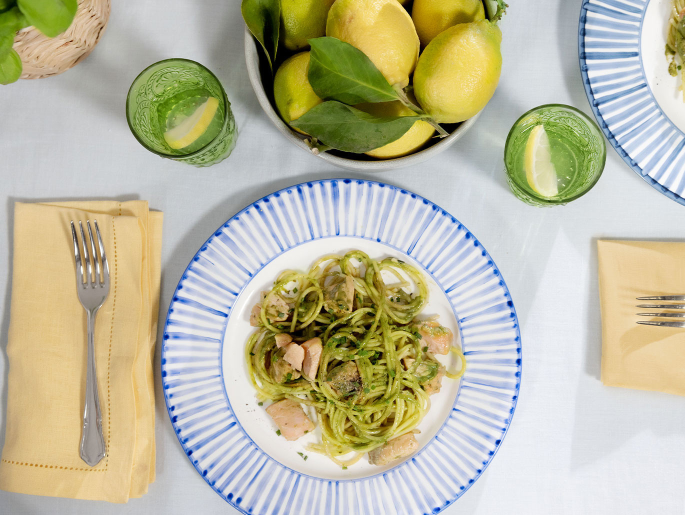 Spaghetti al Pesto e Salmone