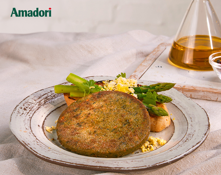 Hamburger con verdure, quinoa e filetti di pollo Amadori con asparagi, crumble di uovo e pane tostato