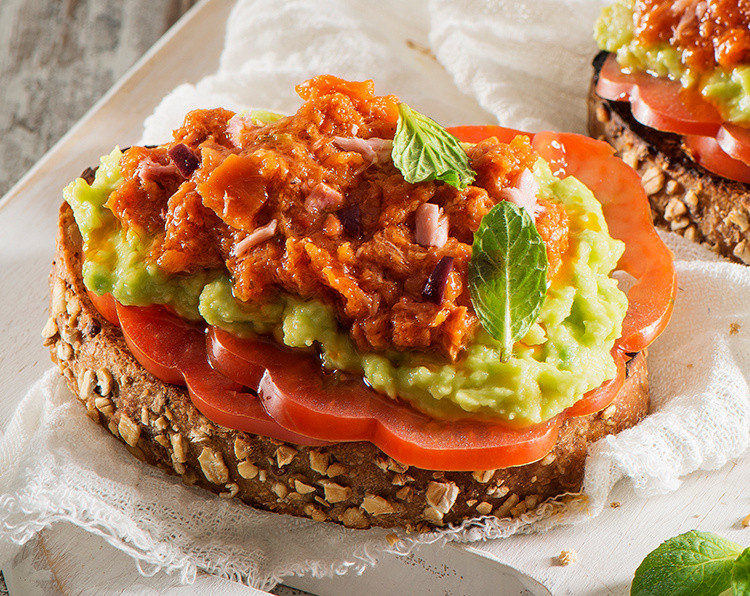 Ricetta dell'Avocado toast con Pesto al Tonno, Olive Nere e Peperoncino Rio Mare