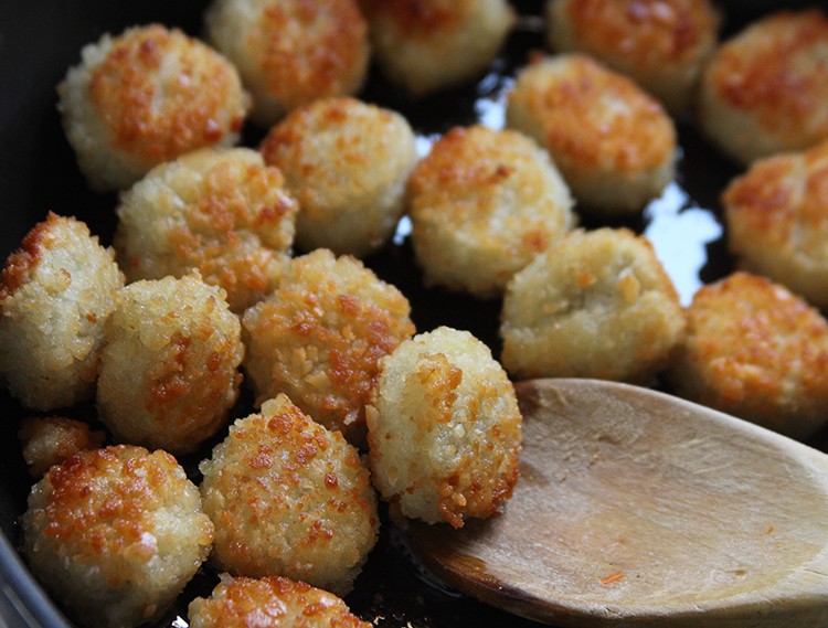 Crocchette con salsa Skordalia e pinzimonio