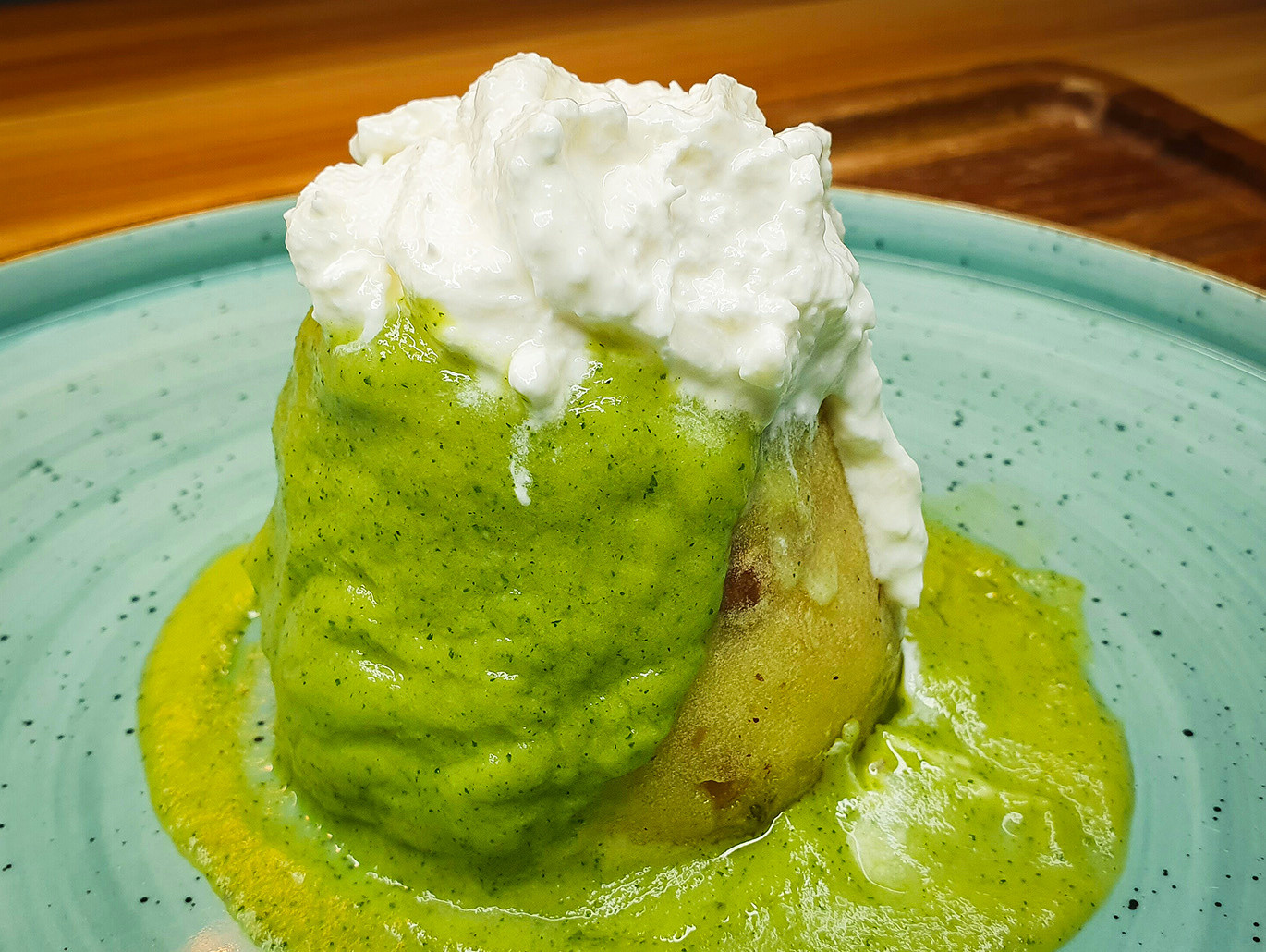 Tortino di patate con nocciole e basilico, crema di zucchine e stracciatella