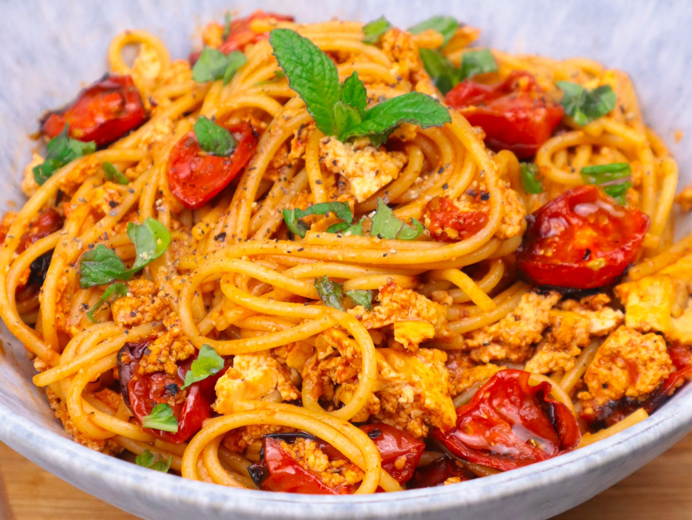 Spaghetti Vivisì con pomodorini semi-caramellati e crumble di Tofu al forno