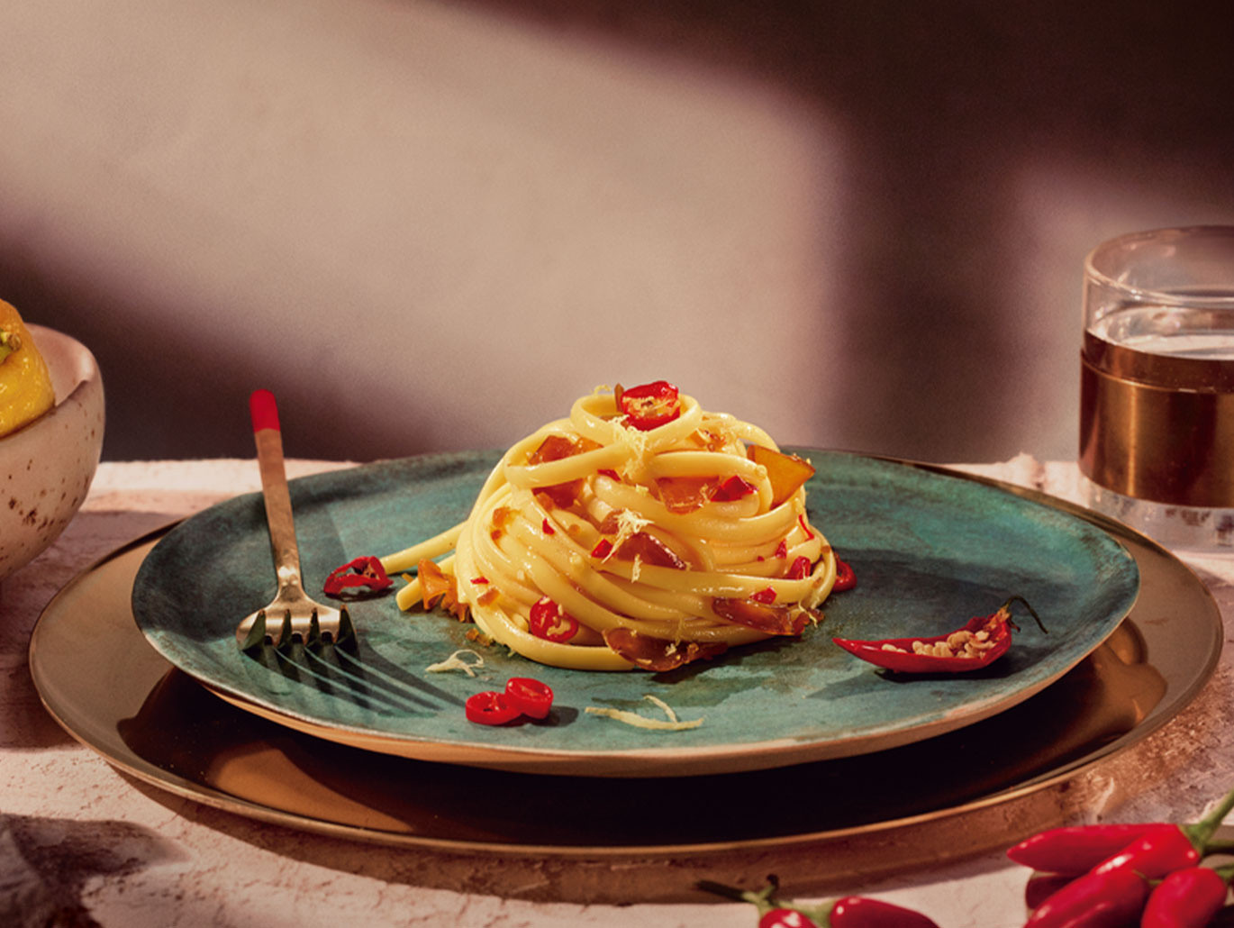 Linguine al bronzo Barilla con aglio, olio, peperoncino, bottarga e limone