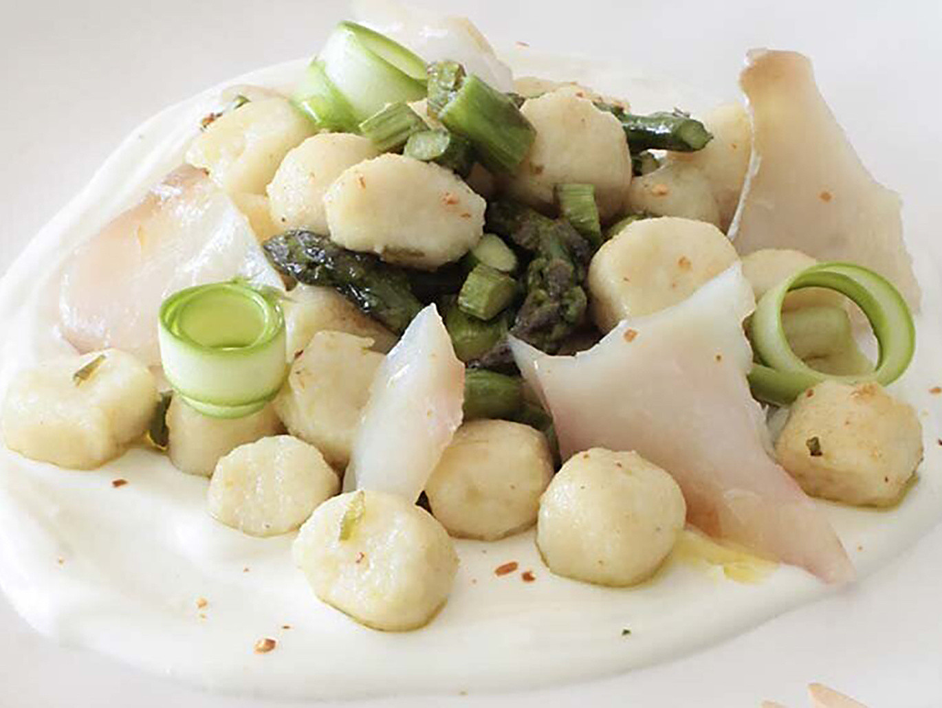Gnocchi con asparagi, stoccafisso norvegese e crema di robiola