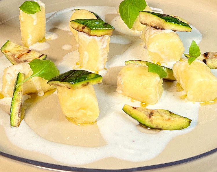 Gnocchi di patate alle zucchine e fonduta di pecorino