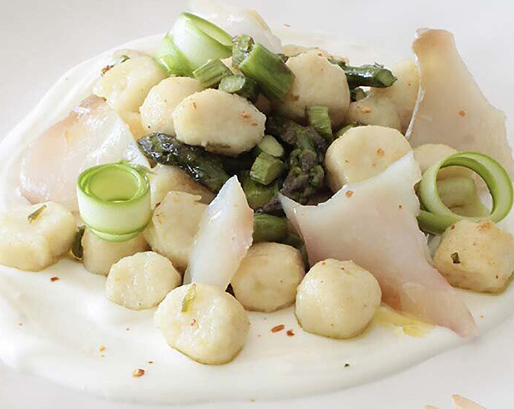 Gnocchi con asparagi, stoccafisso norvegese e crema di robiola