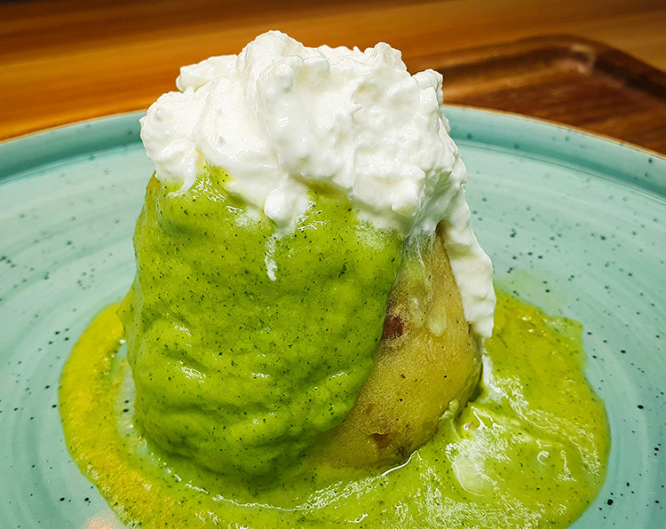 Tortino di patate con nocciole e basilico, crema di zucchine e stracciatella