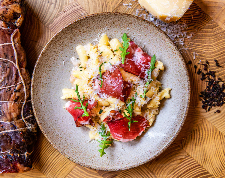 La ricetta della pasta speck e provola