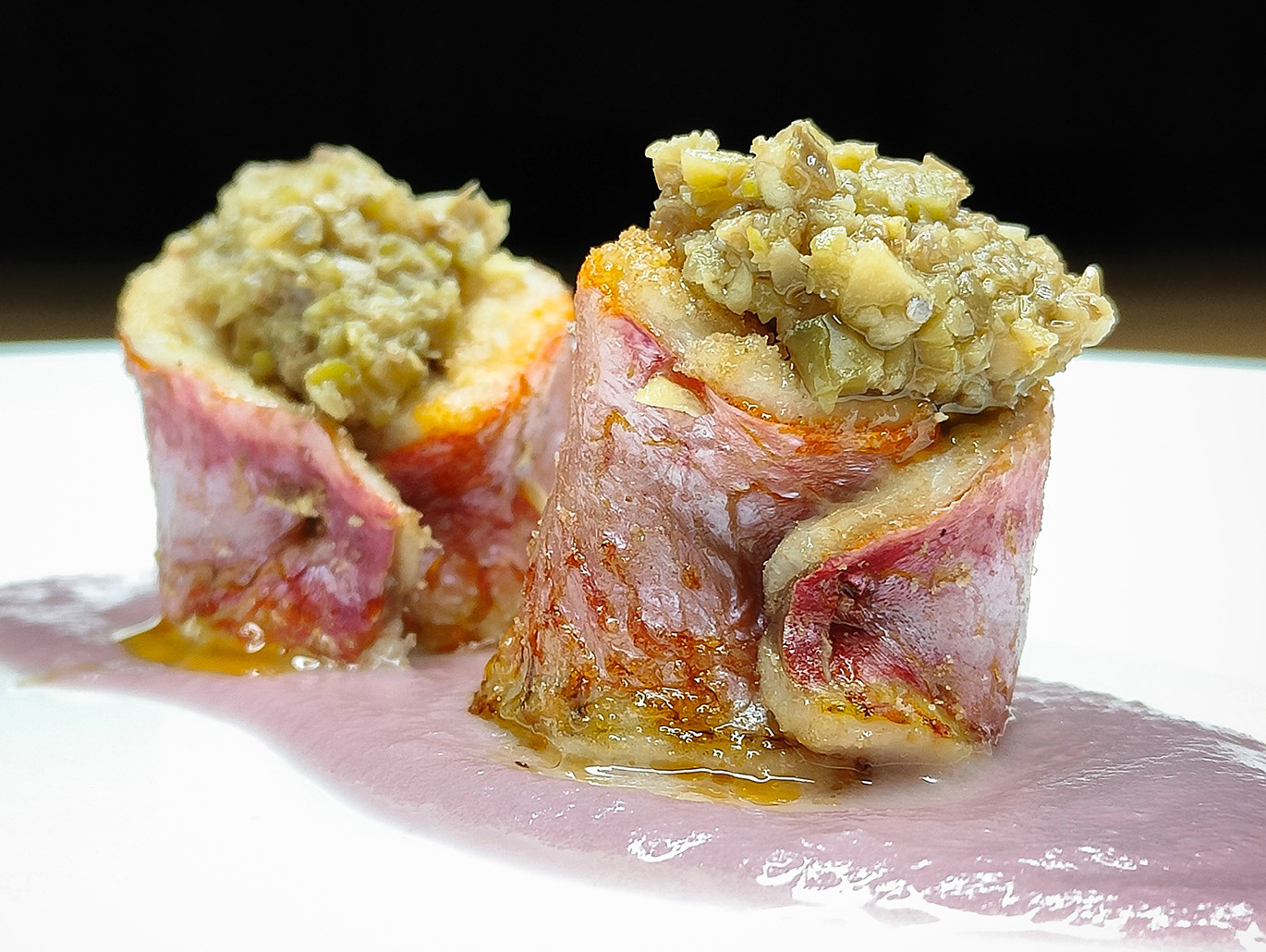 Turbanti di triglia, crema di cipolle in agrodolce e salsa tapenade