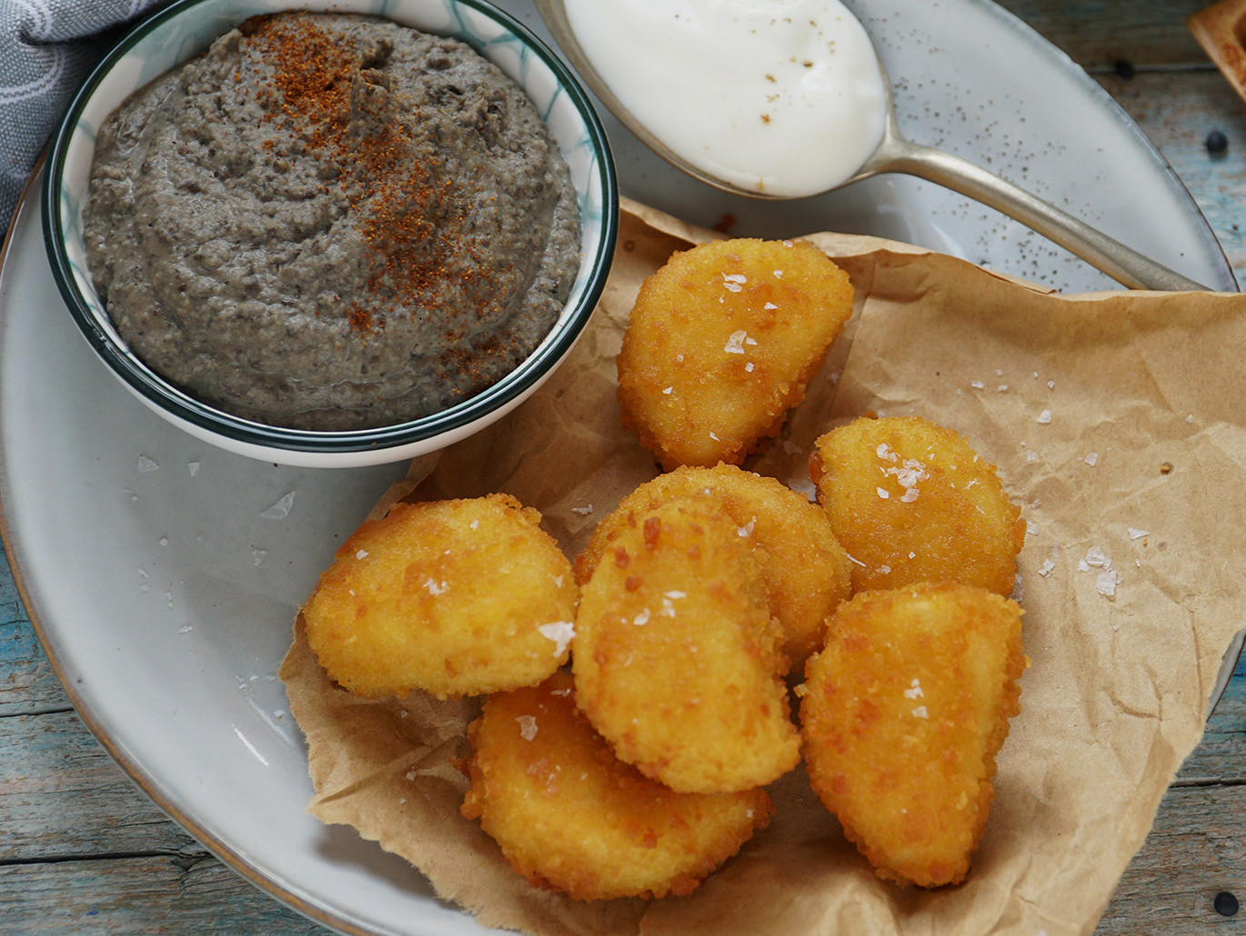 Bocconcini di pollo con hummus di lenticchie nere
