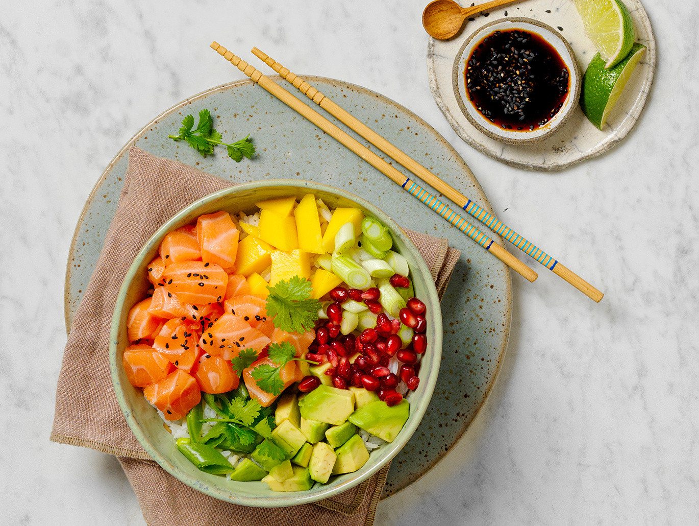 Pokè bowl con salmone norvegese, mango, avocado e melograno