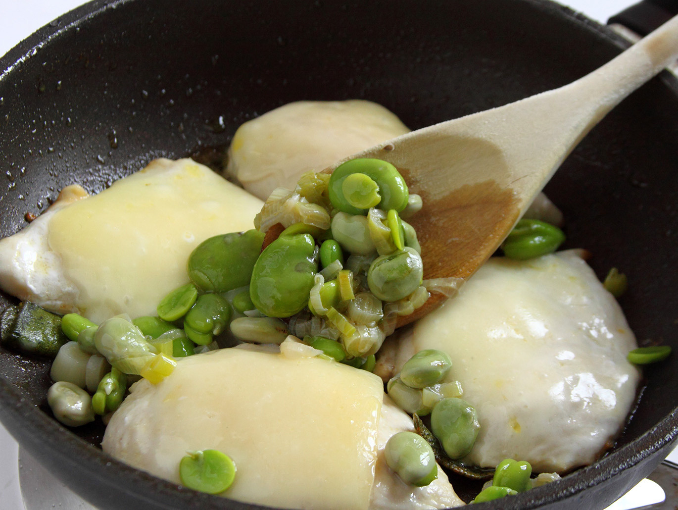 Petto di pollo con pecorino e fave
