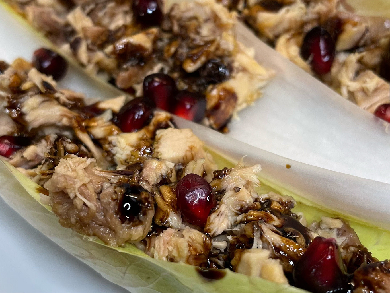 Insalata di faraona arrosto, melograno e riduzione di balsamico