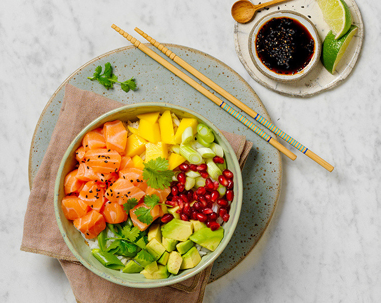 Pokè bowl con salmone norvegese, mango, avocado e melograno