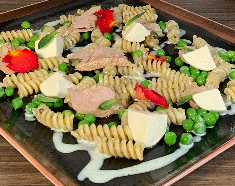 Fusilli estivi con ventresca di tonno, sapori mediterranei, piselli e menta