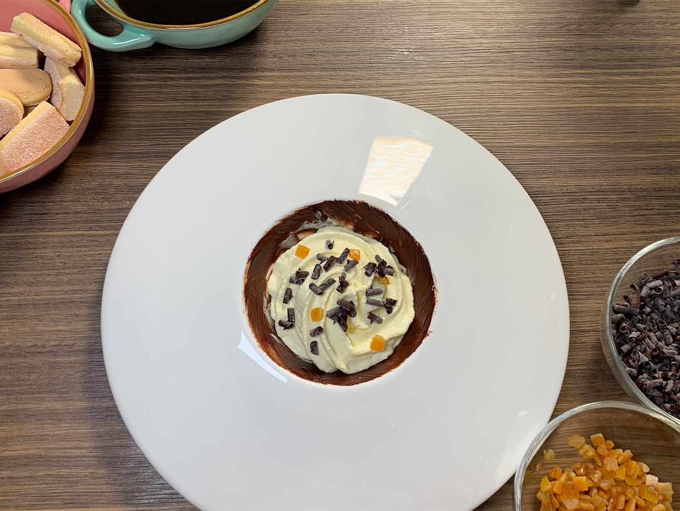 Tiramisù al sifone in spuma con arancia candita e cioccolato fondente