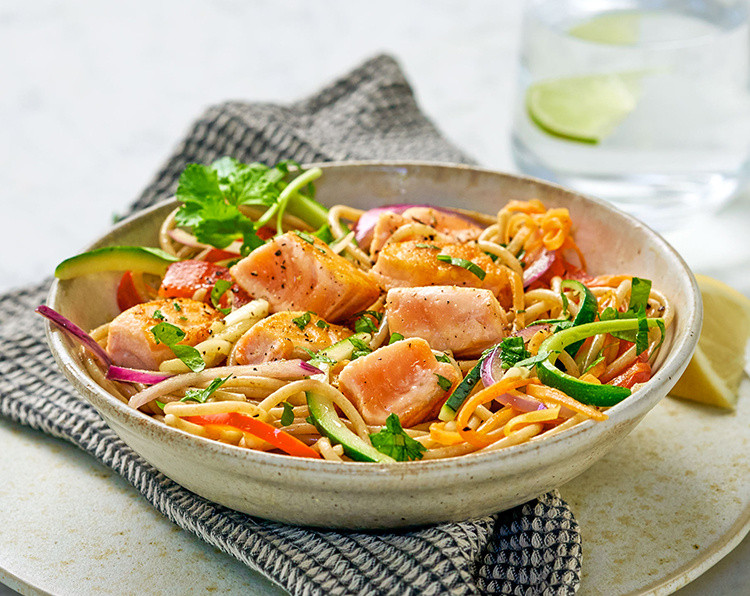 Pasta con salmone norvegese e verdure julienne