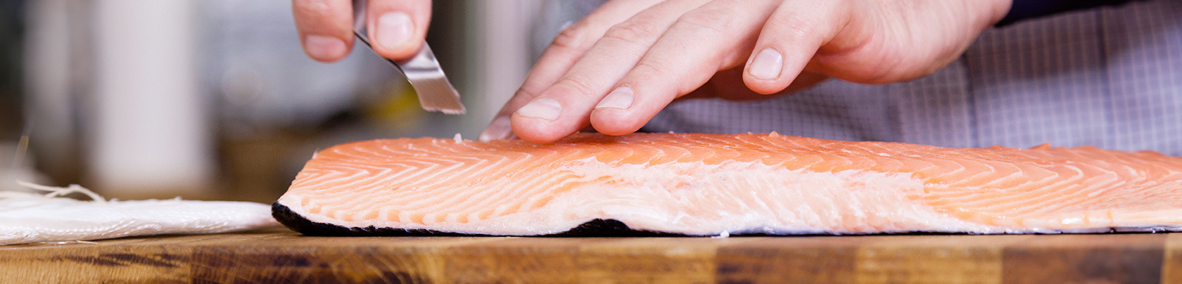 Come pulire il pesce: gli strumenti da usare e gli step da seguire