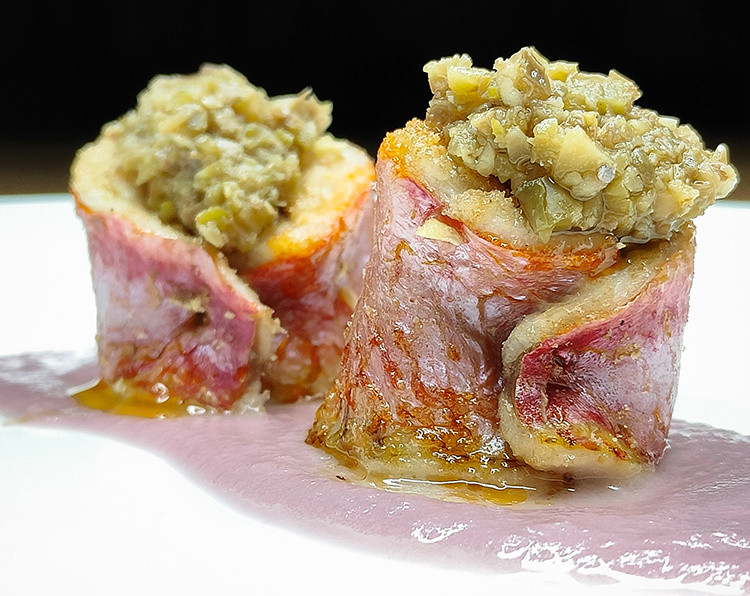 Turbanti di triglia, crema di cipolle in agrodolce e salsa tapenade