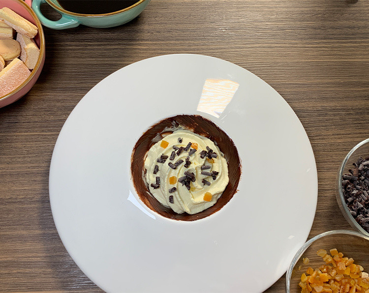 Tiramisù al sifone in spuma con arancia candita e cioccolato fondente