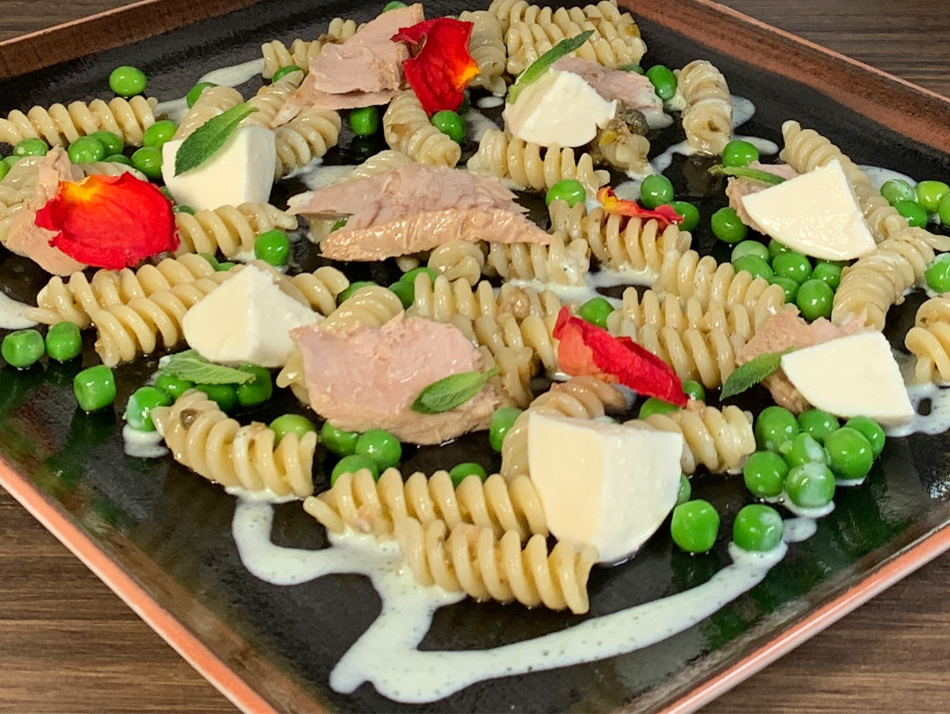 Fusilli estivi con ventresca di tonno, sapori mediterranei, piselli e menta