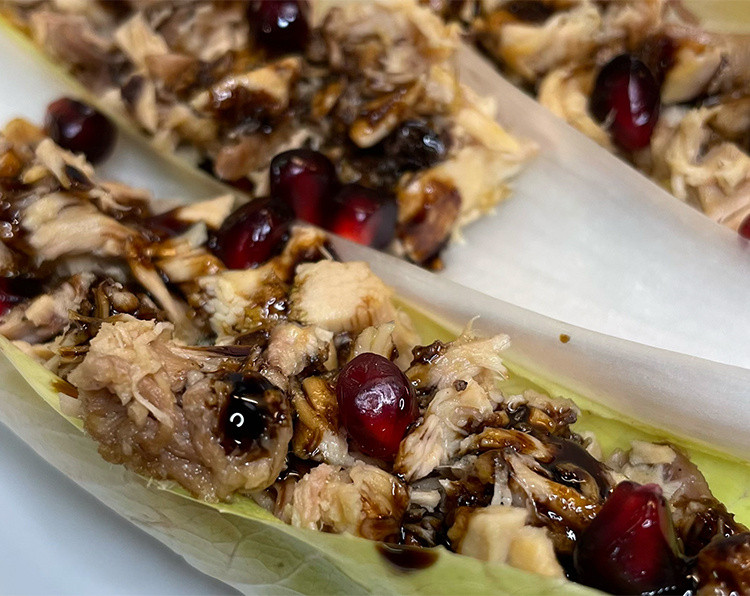 Insalata di faraona arrosto, melograno e riduzione di balsamico
