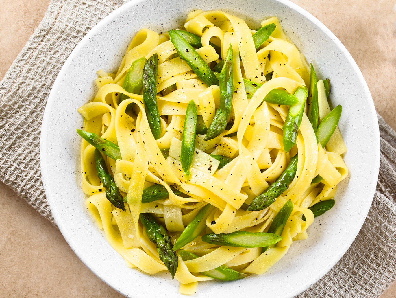 La ricetta delle tagliatelle con asparagi