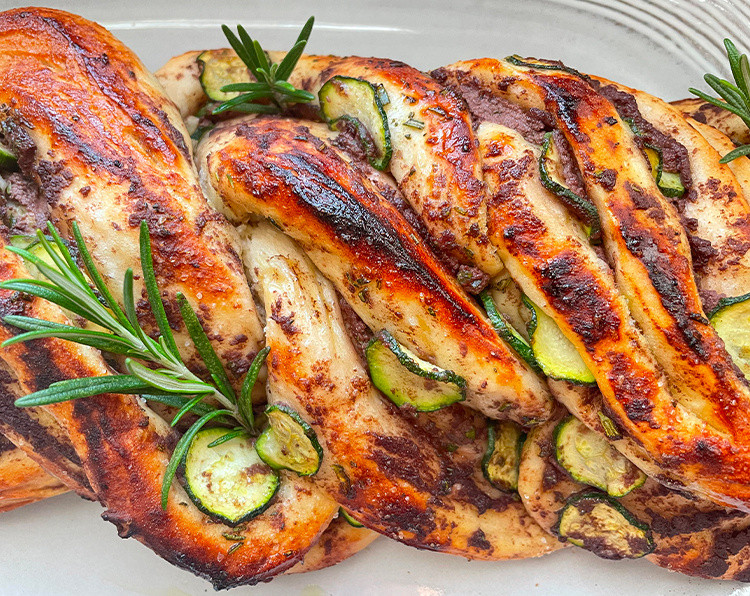 Treccia ripiena con paté di olive, zucchine, rosmarino e sciroppo d'agave