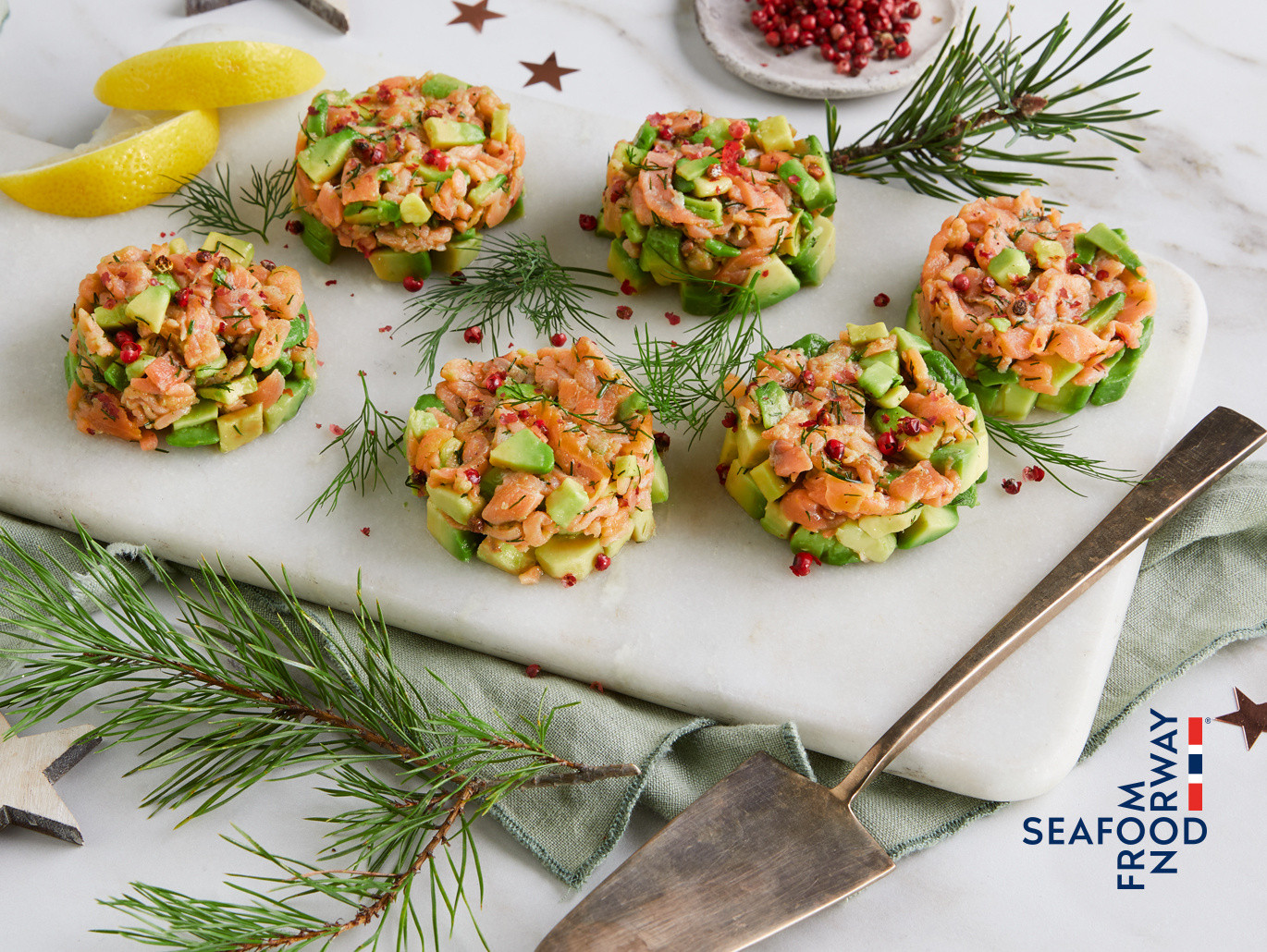 Tartare di salmone norvegese affumicato con avocado e pepe rosa