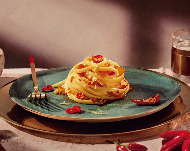 Linguine al bronzo Barilla con aglio, olio, peperoncino, bottarga e limone