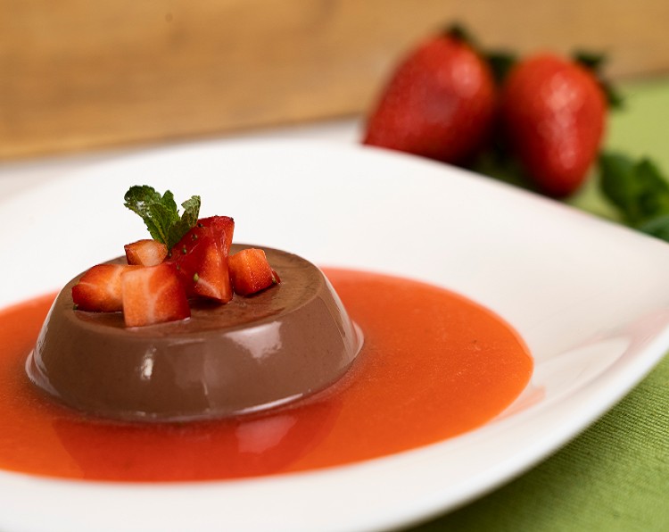 Panna cotta al cioccolato e fava tonka con coulis alle fragole