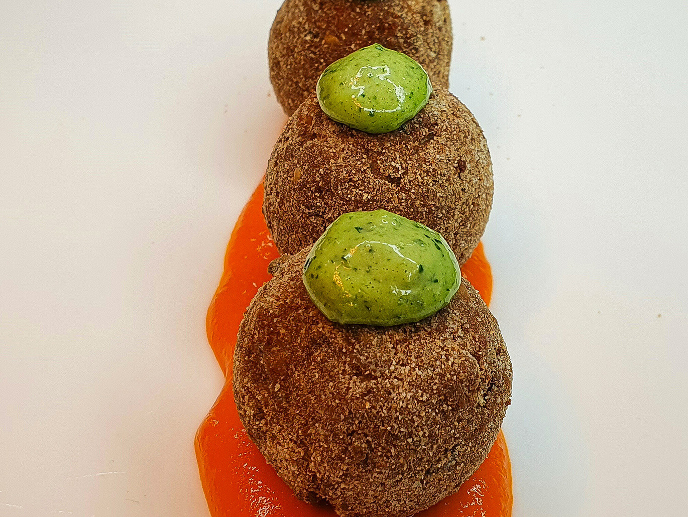 Polpette di alici, crema di peperone e salsa aioli al prezzemolo