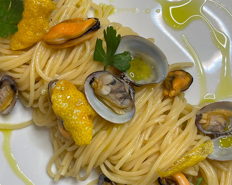 Spaghetti alla chitarra con cozze e vongole, olio al prezzemolo e limone candito