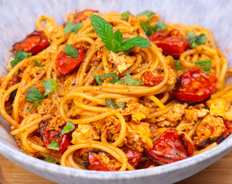 Spaghetti Vivisì con pomodorini semi-caramellati e crumble di Tofu al forno
